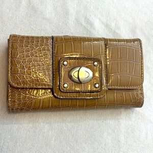 ⭐️ Tan PC faux alligator wallet silver hardware snaps shut several compartments